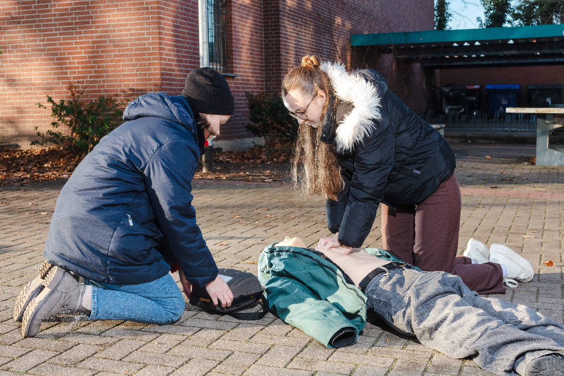 Lana Runge übernimmt die Herz-Druck-Massage, während Petra Kirchhoff den Defibrillator startet.