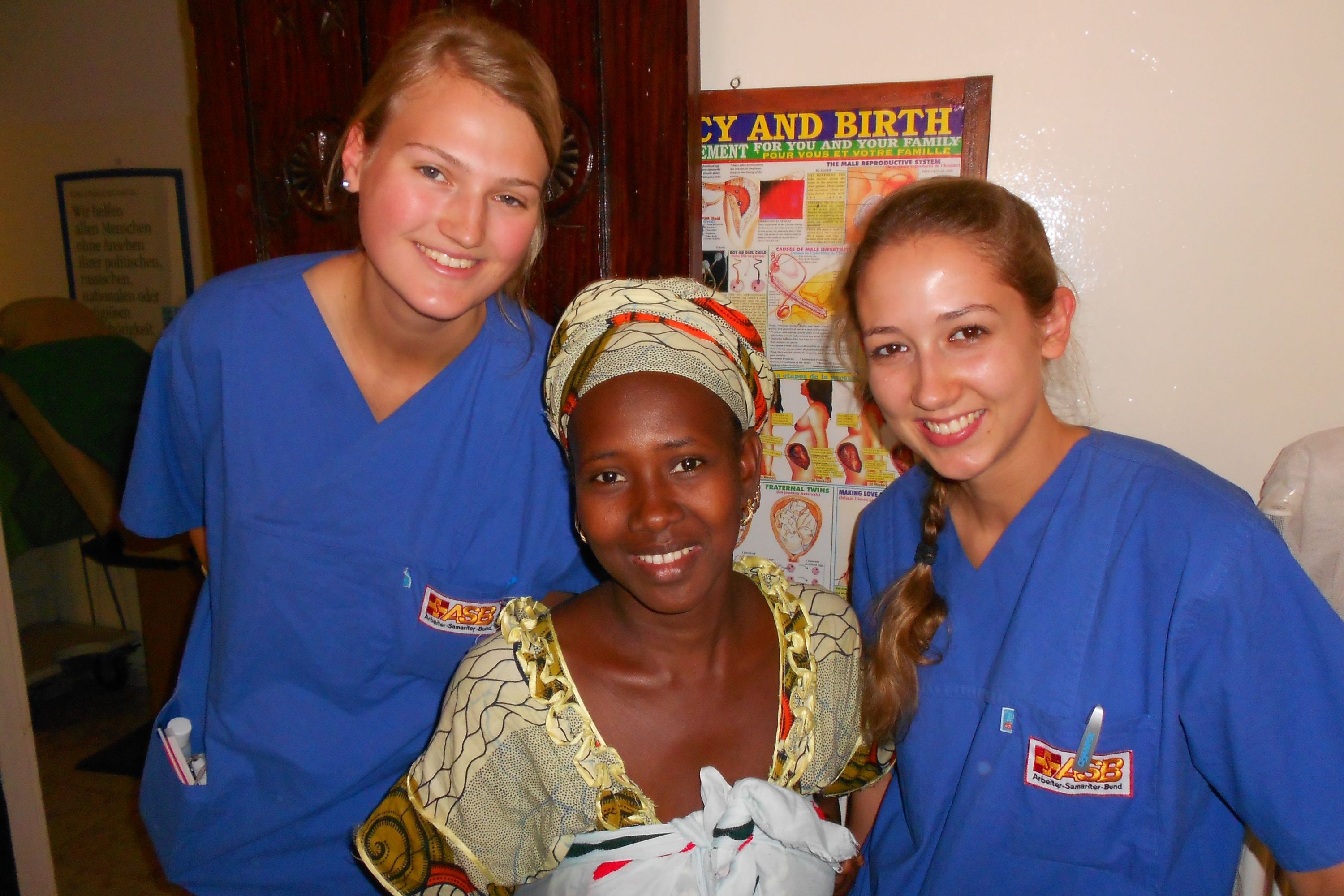 Weltwärts-Freiwillige in der ASB-Klinik in Gambia