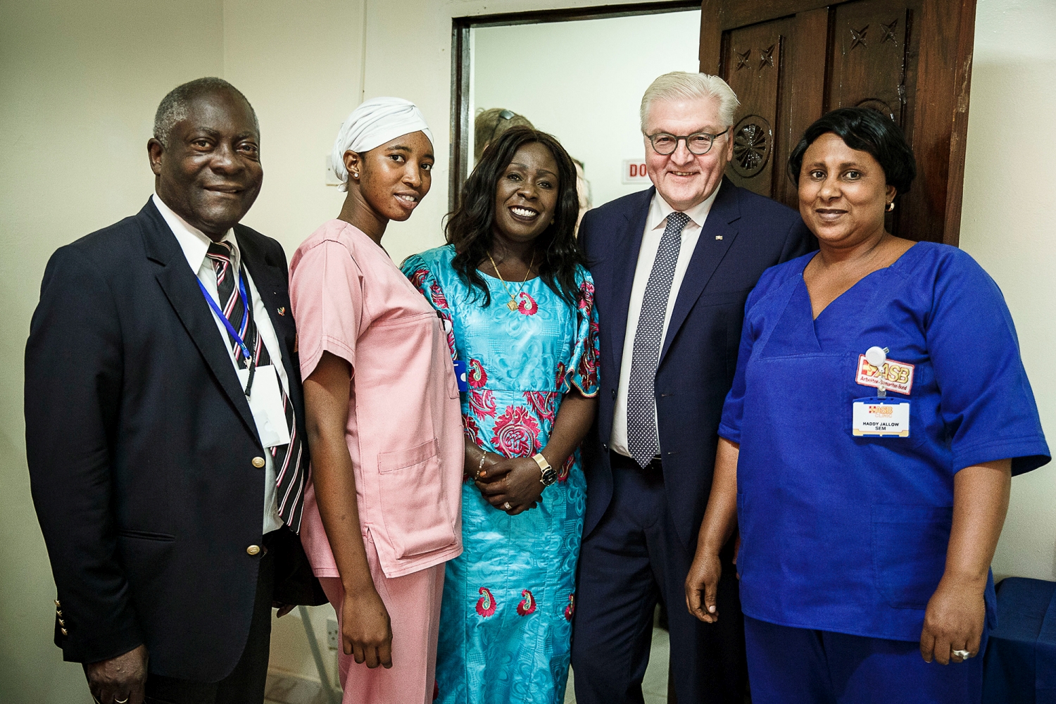 Bundespräsident Frank-Walter Steinmeier zusammen mit Mitarbeitern und Patienten der ASB-Klinik in Serrekunda.