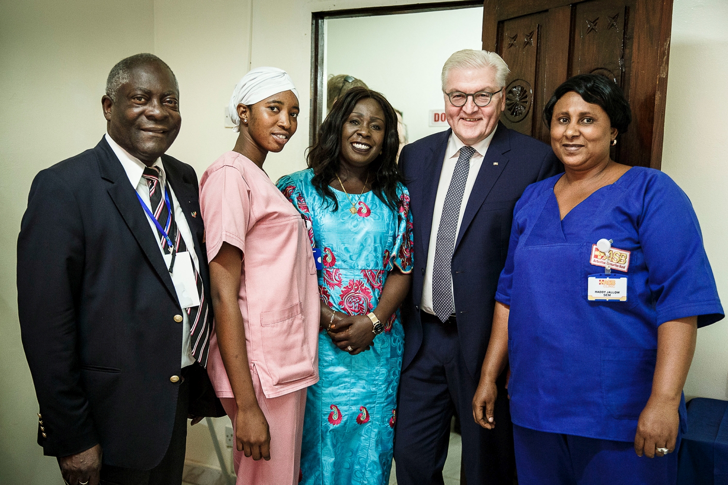 asb-gambia-bundespraesident-steinmeier-in-klinik.jpg Bundespräsident Frank-Walter Steinmeier zusammen mit Mitarbeitern und Patienten der ASB-Klinik in Serrekunda.