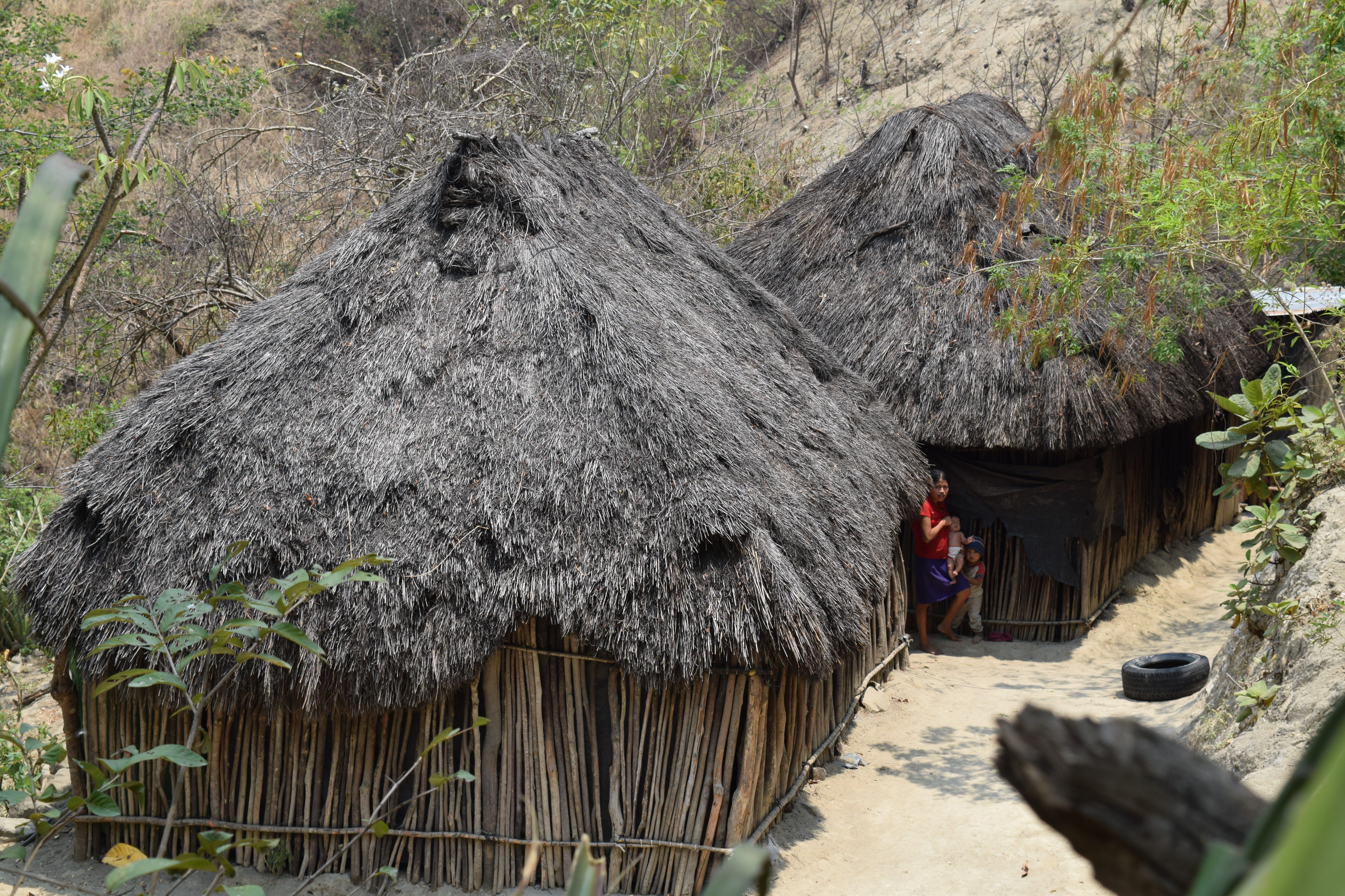 160509-asb-guatemala-duerre-hungernde-menschen-mutter-mit-kindern.jpg Muter mit zwei Kindern vor einer einfachen Holzhütte in Guatemala