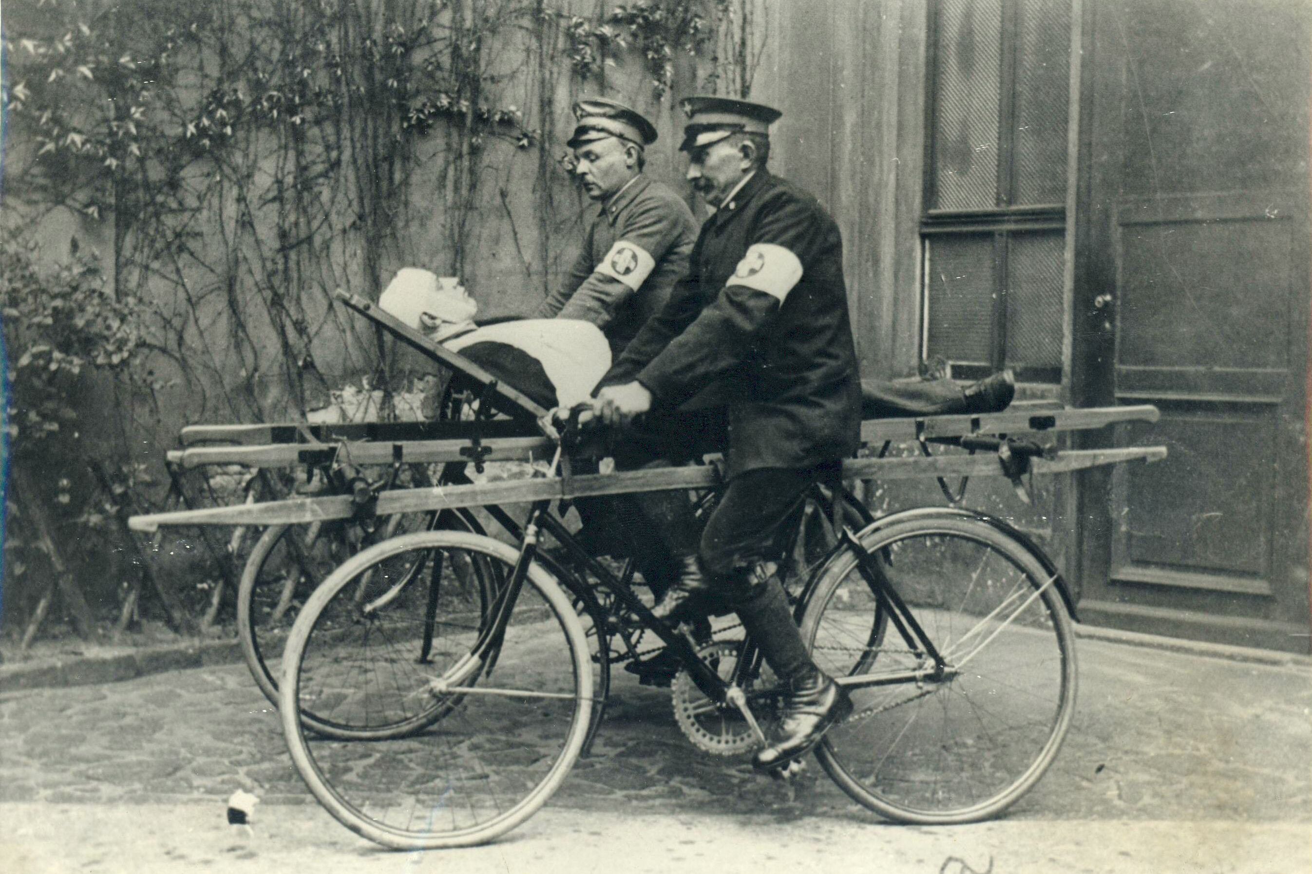 Die historische Fahrradtrage des ASB. Vermutlich aus dem Jahr 1896.