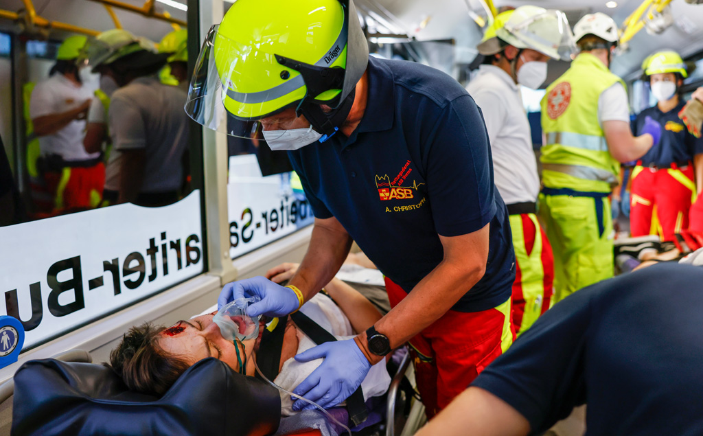 asb-bundesuebung2022_einsatzkraefte_fahrt_krankenhaus.jpg