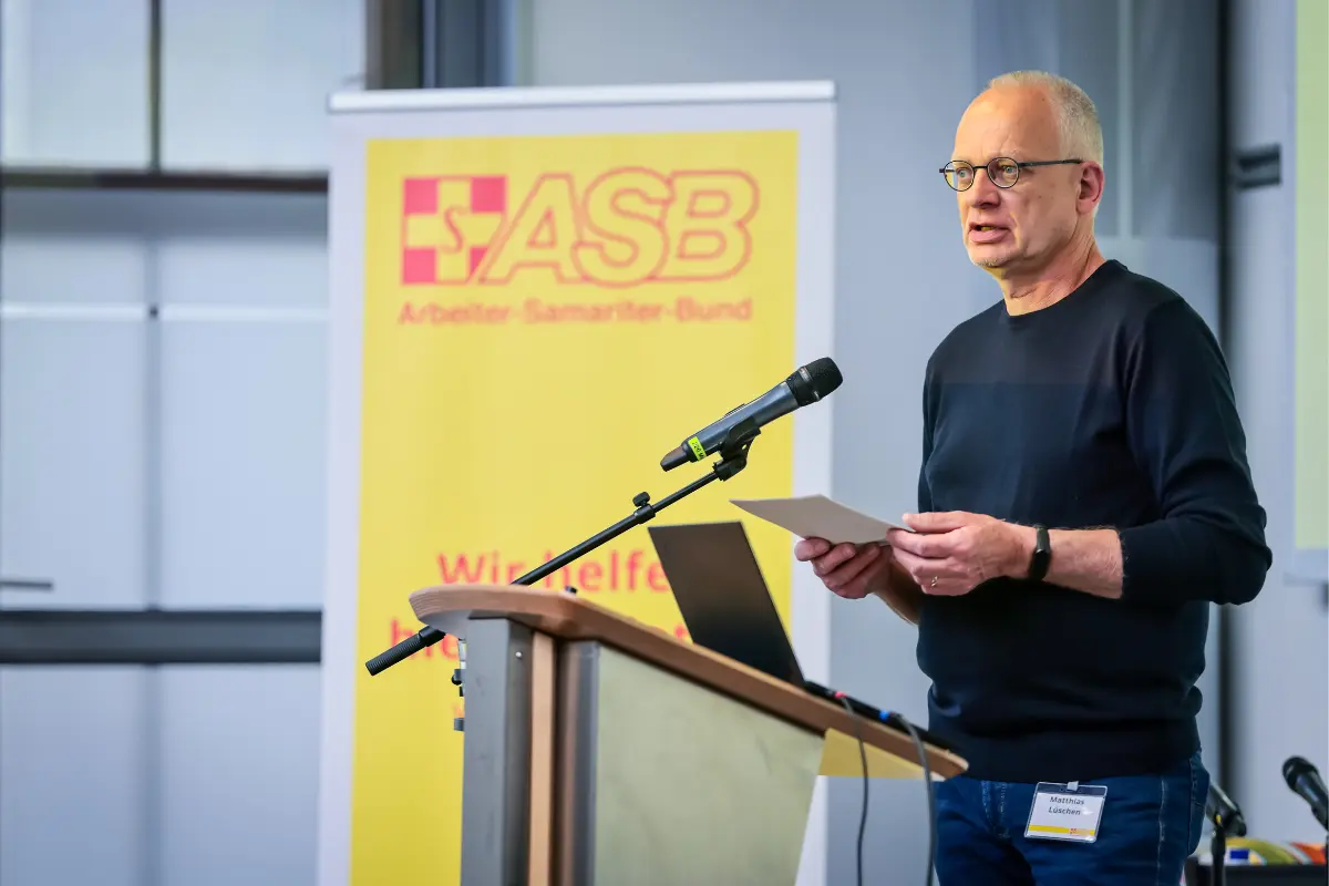Matthias Lüschen vom ASB Hamburg bei seiner Keynote "Pflege anders denken" auf dem ASB Pflegekongress 2025 in Berlin