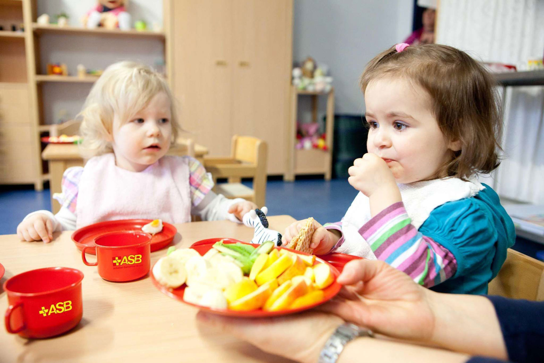 Kinder frühstücken in einer ASB-Kita