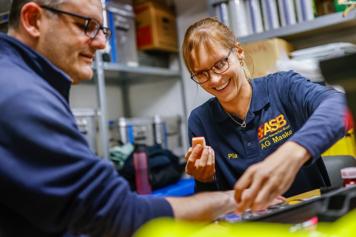 Pia Hemmerling schminkt Verletzungen bei der Arbeit im Team der "AG Maske"