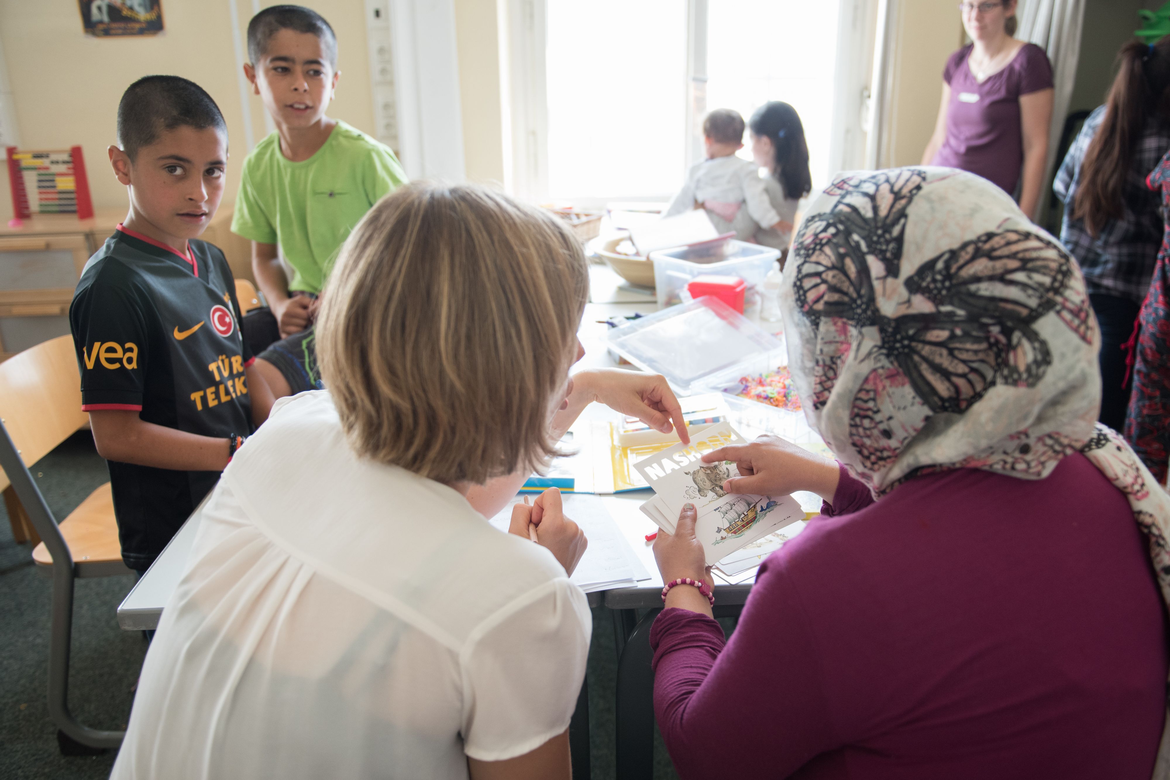 Gespräch in einer Flüchtlingsunterkunft in Berlin-Wilmersdorf