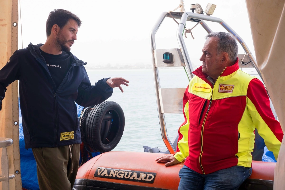 Der ASB-Vorsitzende Knut Fleckenste im Gespräch mit Till Rummenhohl, Geschäftsführer von SOS Humanity, an Bord der "Humanity I" in Syrakus