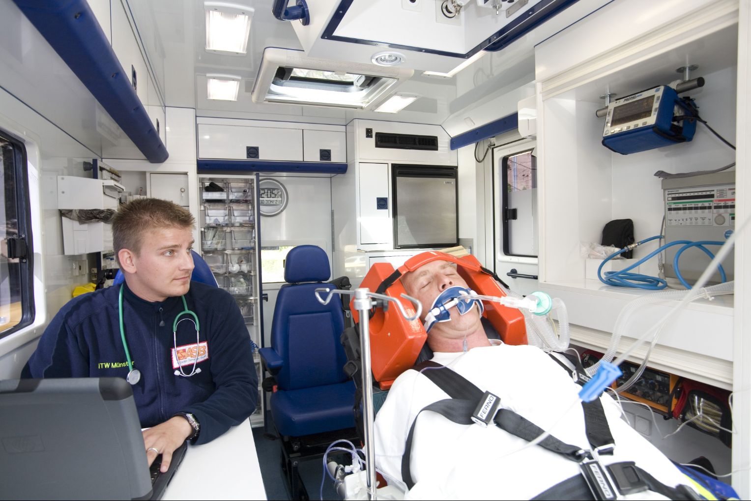 Ein Patient wird während seines Transport intensivmedizinisch betreut.