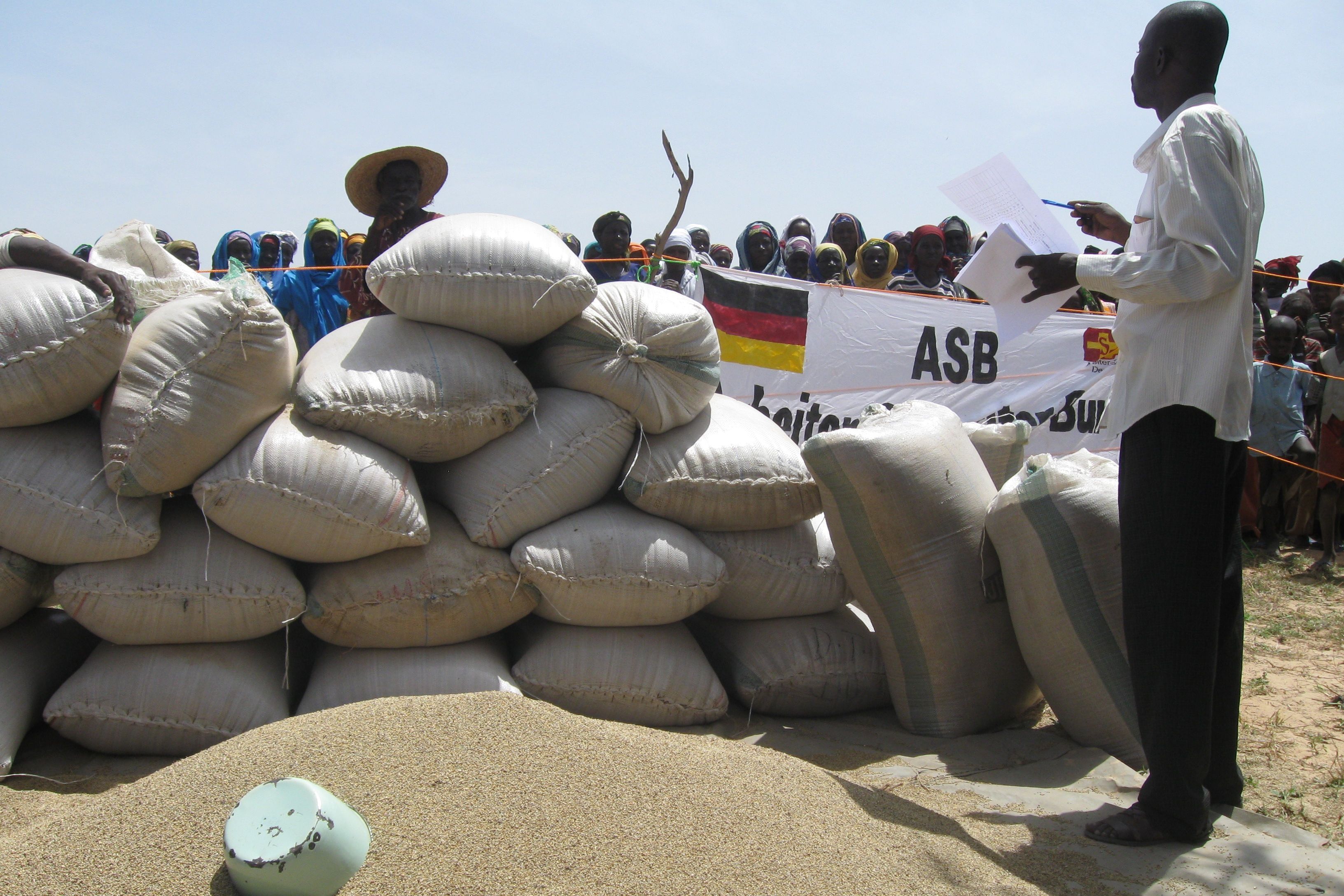 Menschen im Niger warten auf die Verteilung von Getreide.
