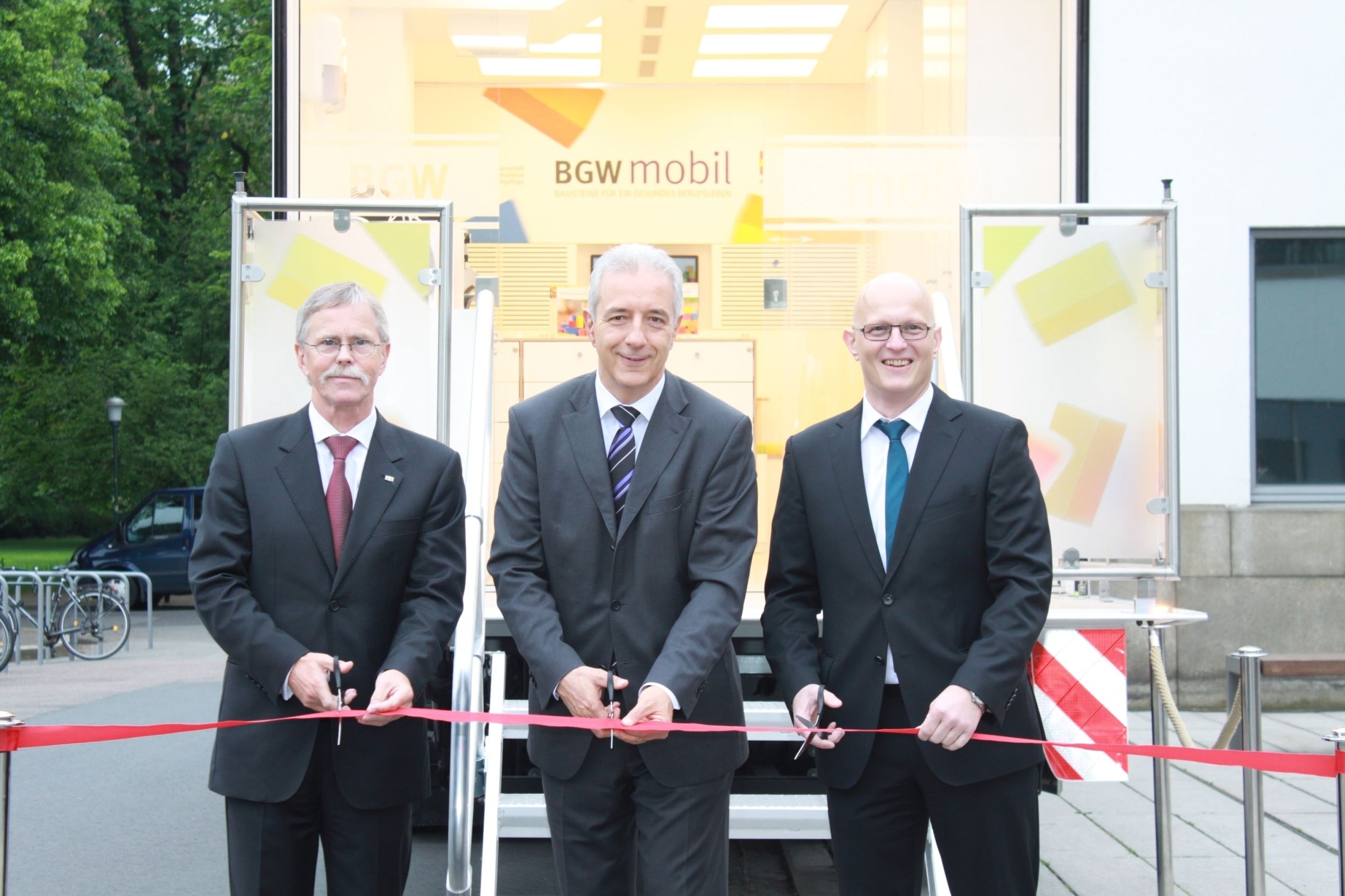 BGW mobil - Start 2014 in Dresden Ministerpräsident Tillich durchschneidet Startband