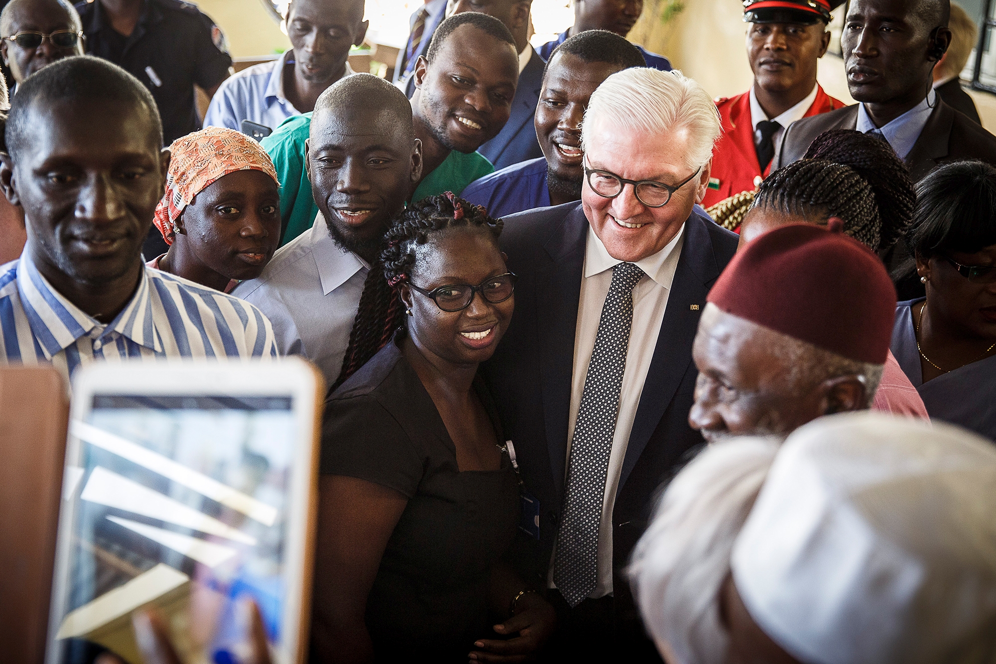 asb-gambia-bundespraesident-steinmeier-mit-patienten.jpg Bundespräsident Frank-Walter Steinmeier zusammen mit Mitarbeitern und Patienten der ASB-Klinik in Serrekunda.