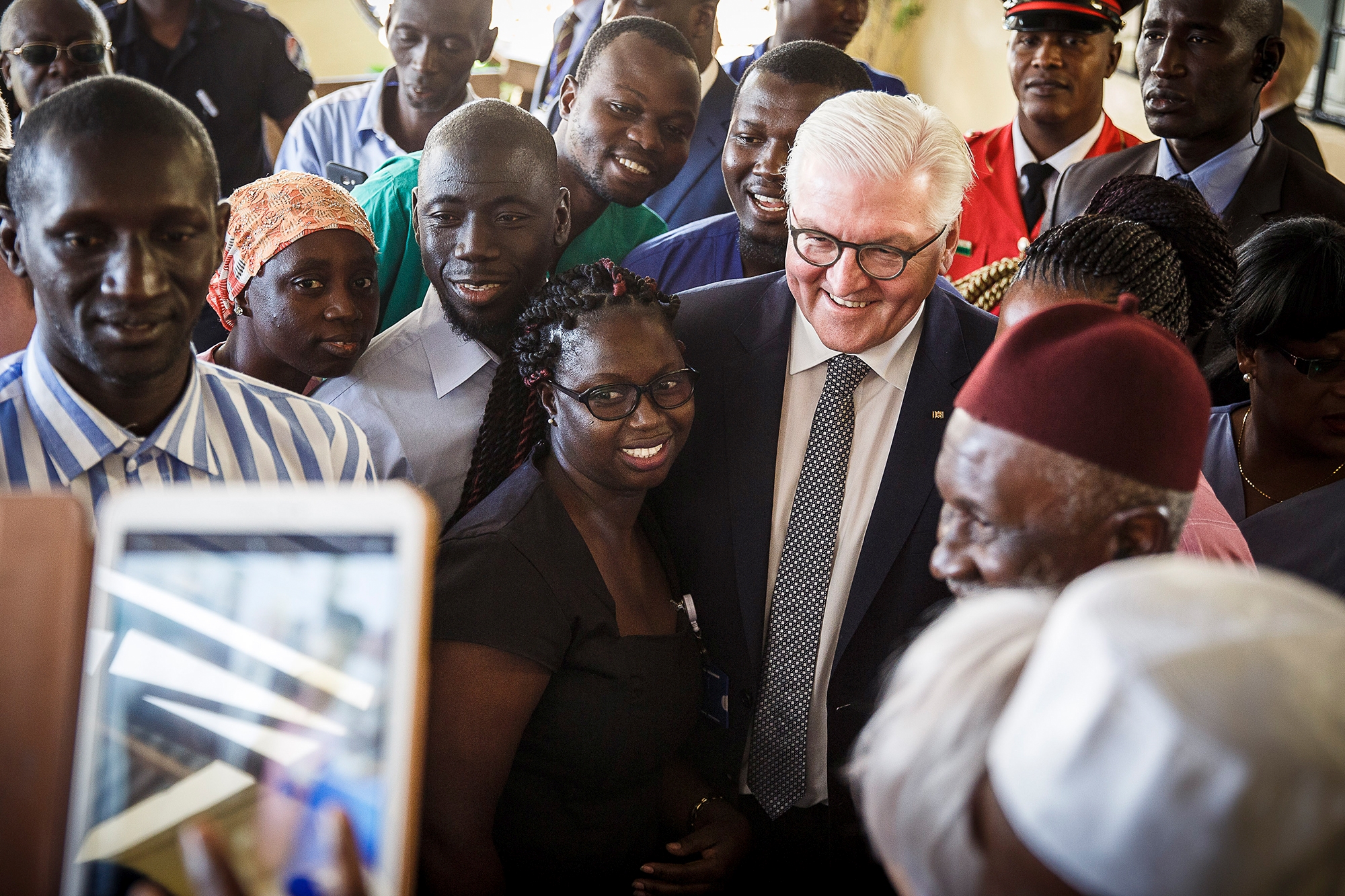 Bundespräsident Frank-Walter Steinmeier zusammen mit Mitarbeitern und Patienten der ASB-Klinik in Serrekunda.