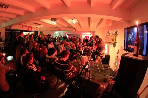 140317_Cultra_Cultrapalooza.jpg Jugendliche sitzen auf den Stühlen und beobachten die Sänger auf der Bühne in der Einrichtung Passwort CULTRA.