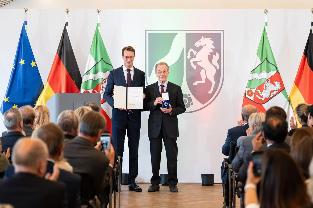 Franz Müntefering mit dem Verdienstorden des Landes Nordrhein-Westfalen ausgezeichnet