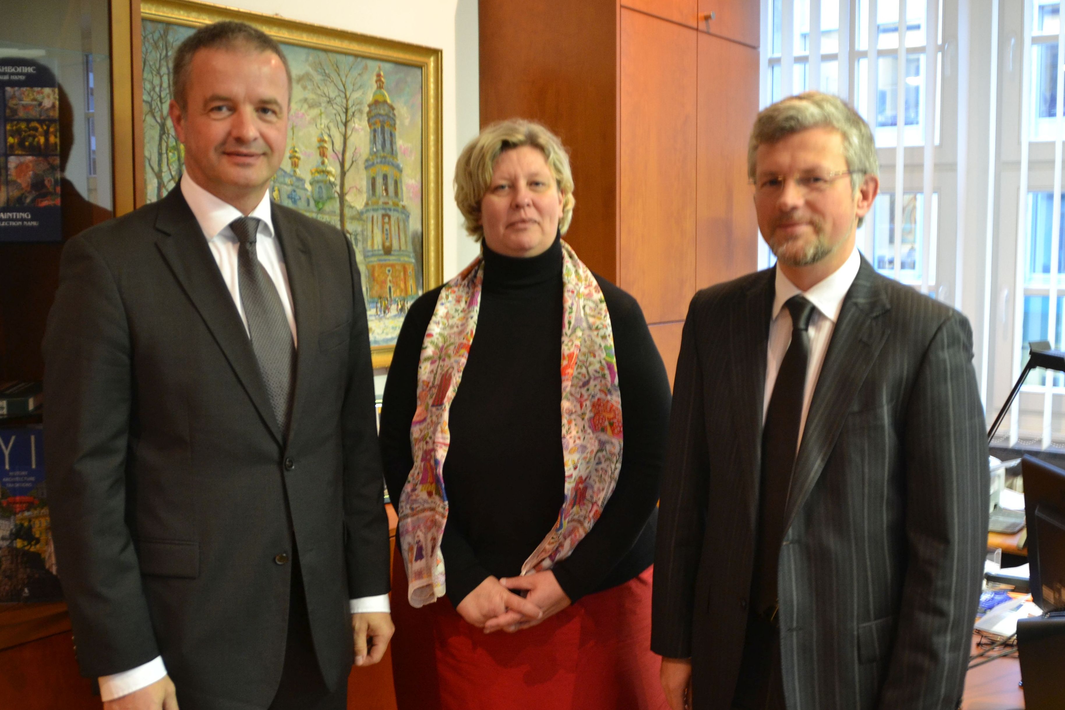 V.l.n.r.: ASB-Bundesgeschäftsführer Ulrich Bauch, die Leiterin der Auslandshilfe, Edith Wallmeier und der Botschafter der Ukraine, Dr. Andrij Melnyk.