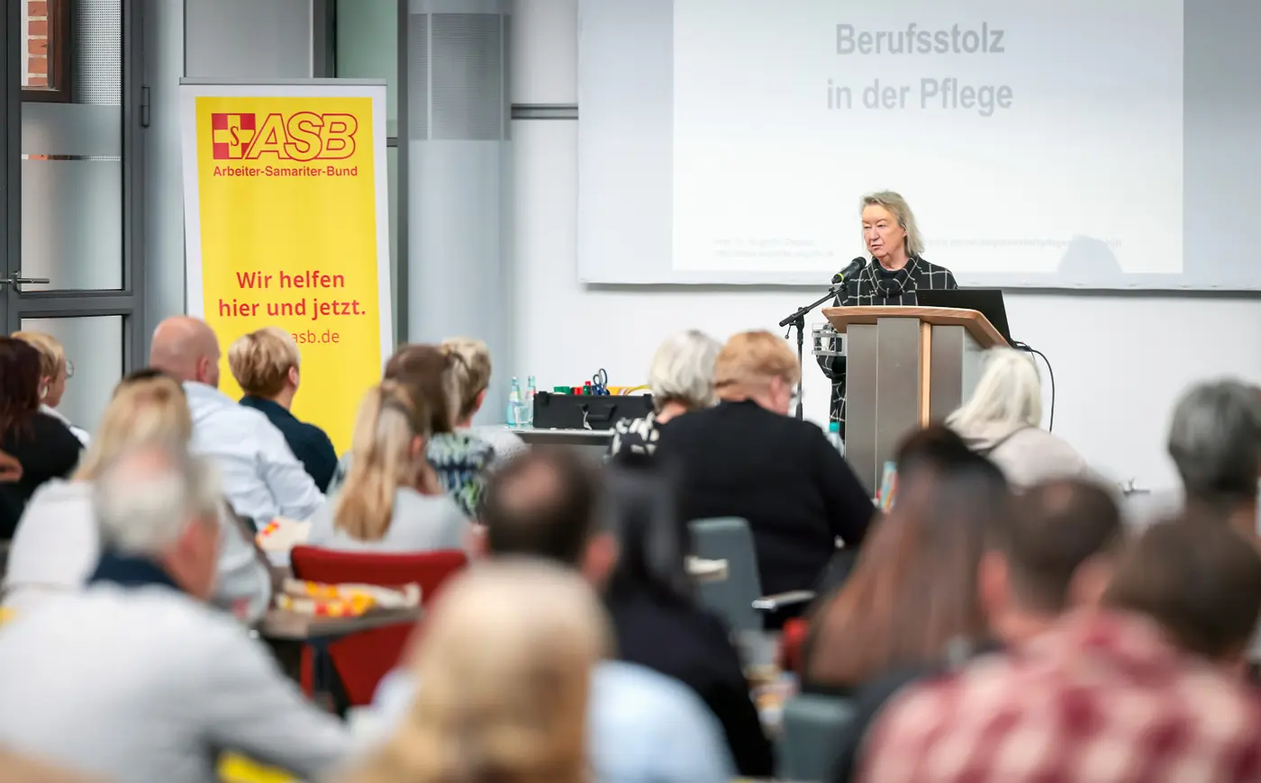 Prof.Dr. Angelika Zegelin bei Ihrer Keynote zum Thema Berufsstolz in der Pflege auf den ASB Pflegekongress