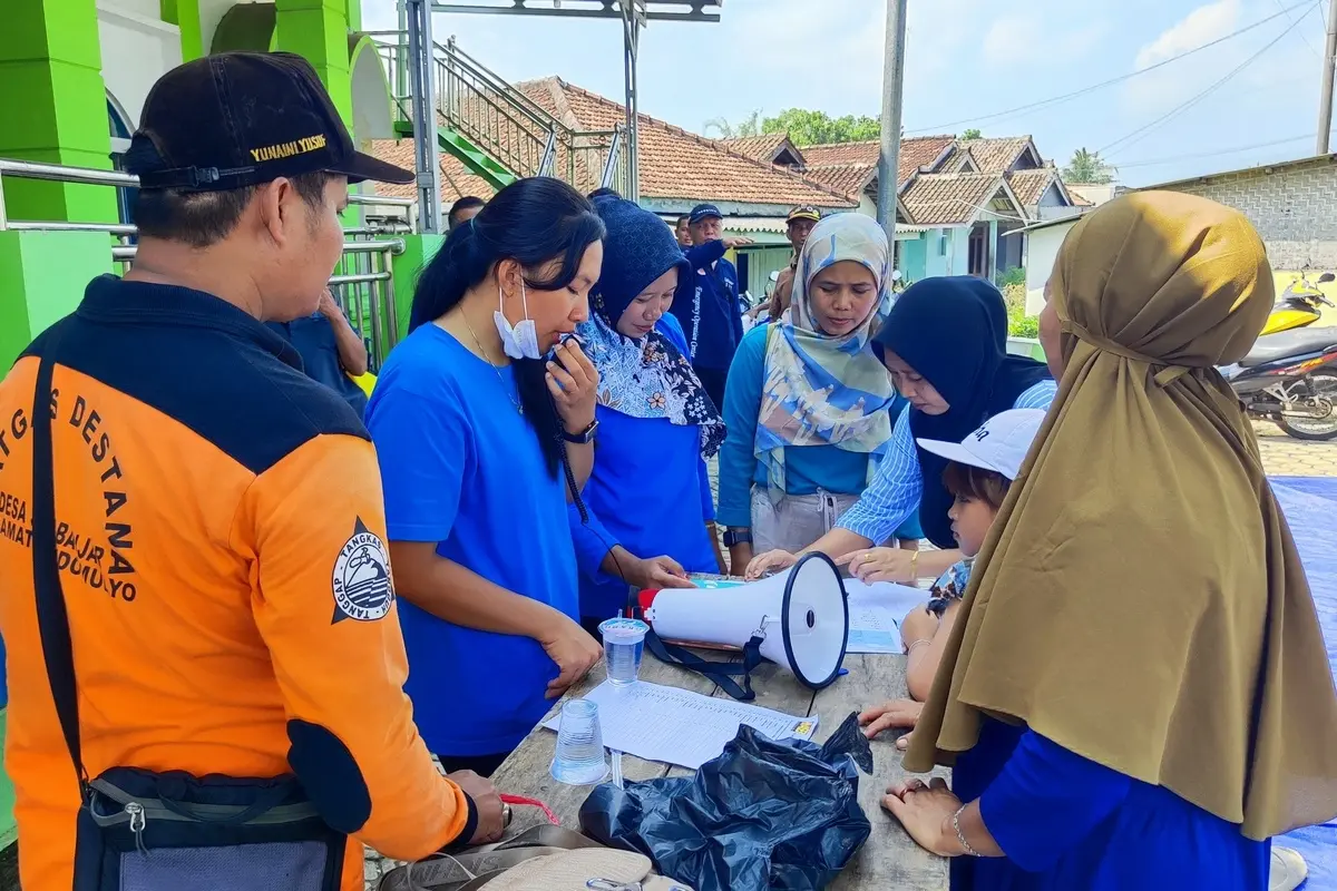 Teilnehmende an der Simulation tragen sich in Flüchtlingslisten ein.