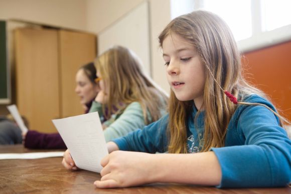 Kinder lernen in einer Schule