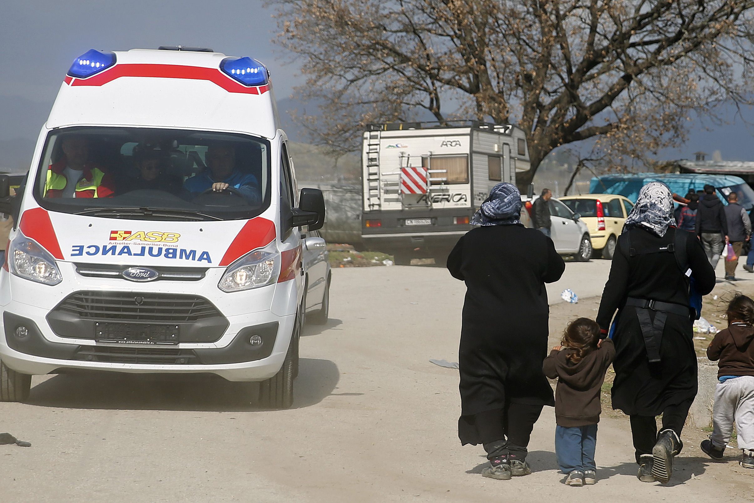 ASB-Krankentransportwagen im Flüchtlingslager Idomeni