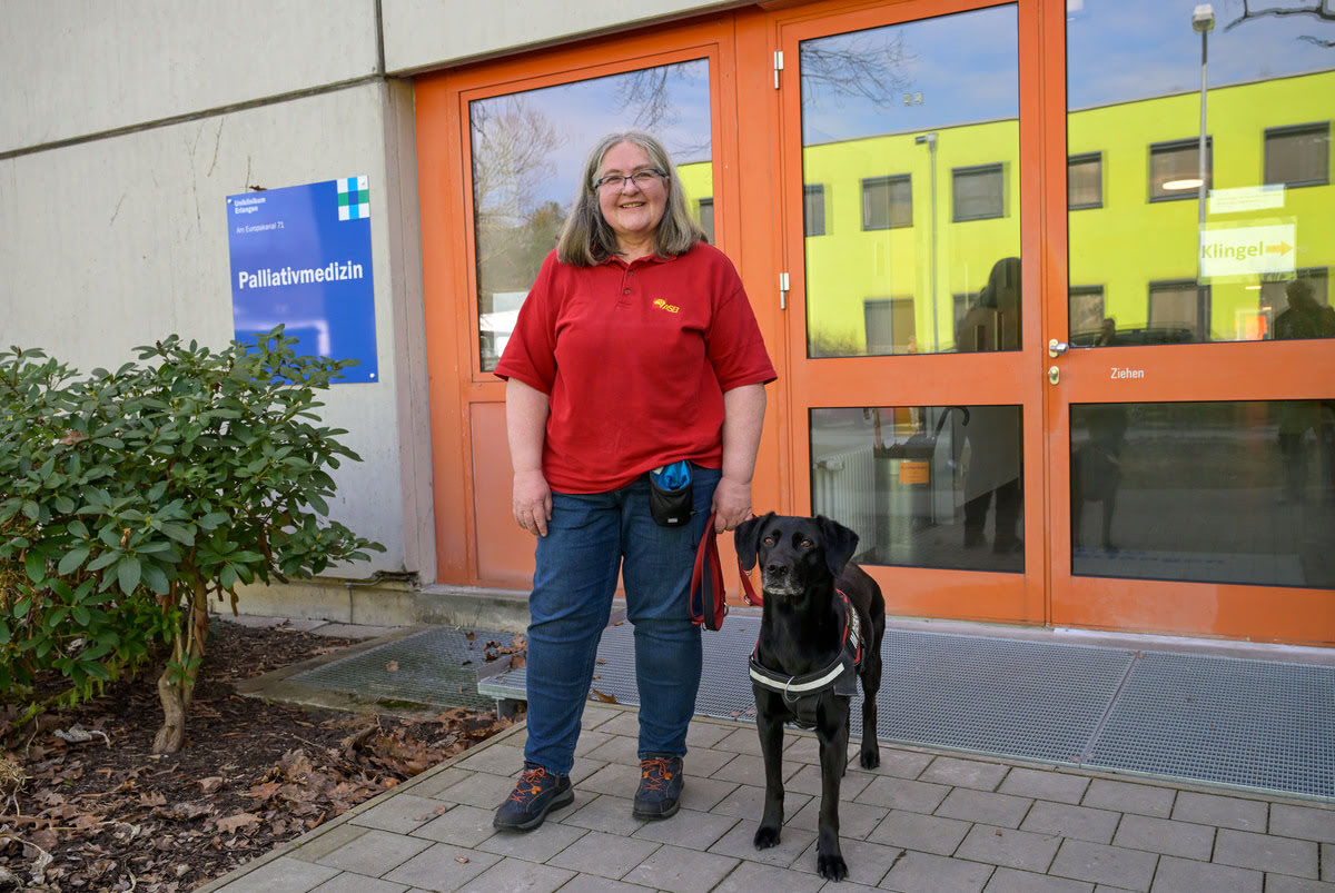 Hund mit Ehrenamtlicher