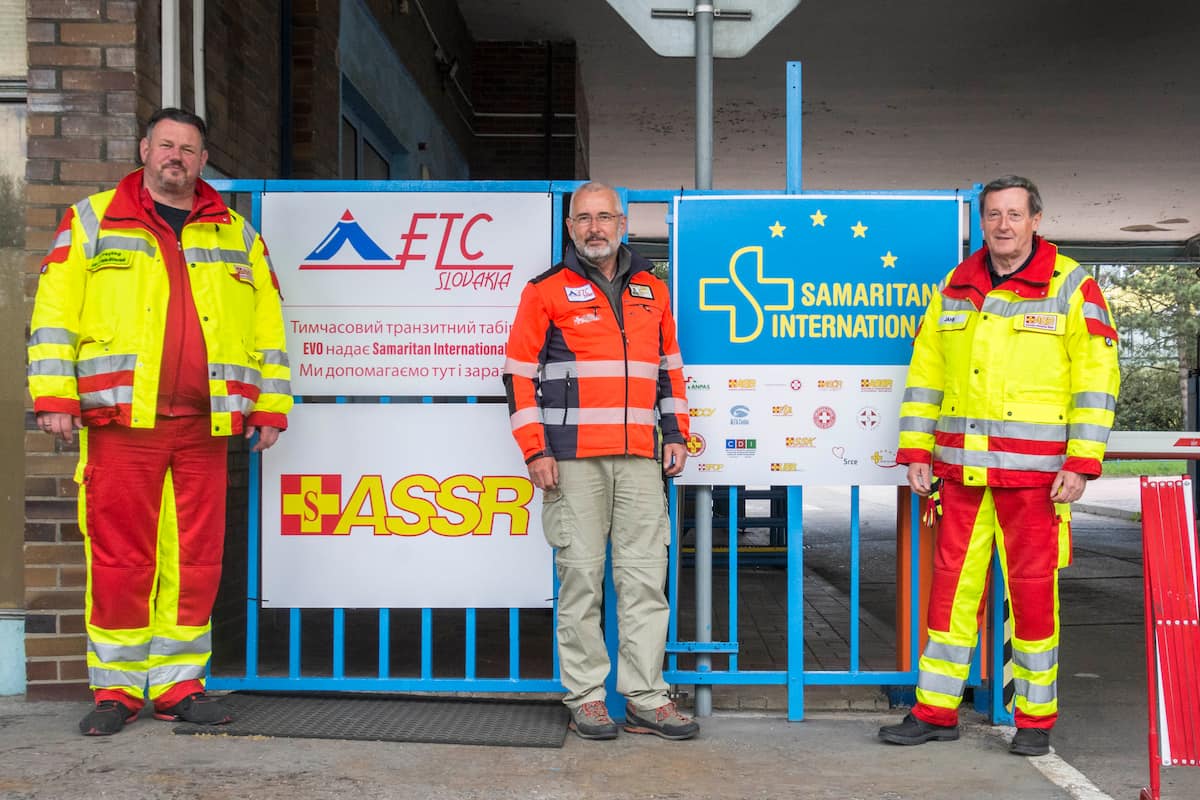 Präsident des ASSR mit Mitarbeitern des ASB Halle vor dem Emergency Transit Camp
