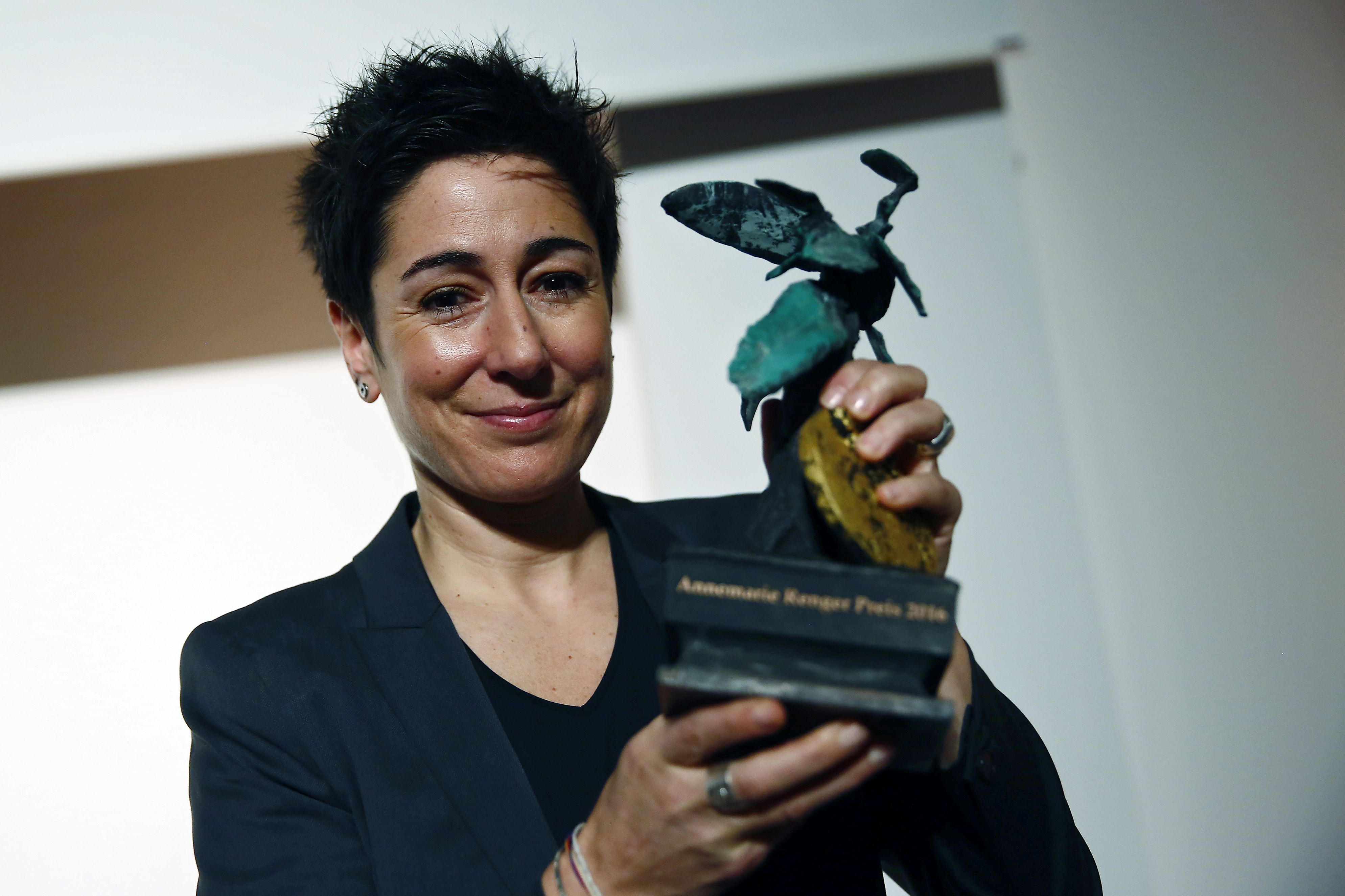 Dunja Hayali mit dem Annemarie-Renger-Preis des ASB. Der ASB zeichnete die Journalistin für ihren Einsatz für Toleranz und Meinungsfreiheit aus.