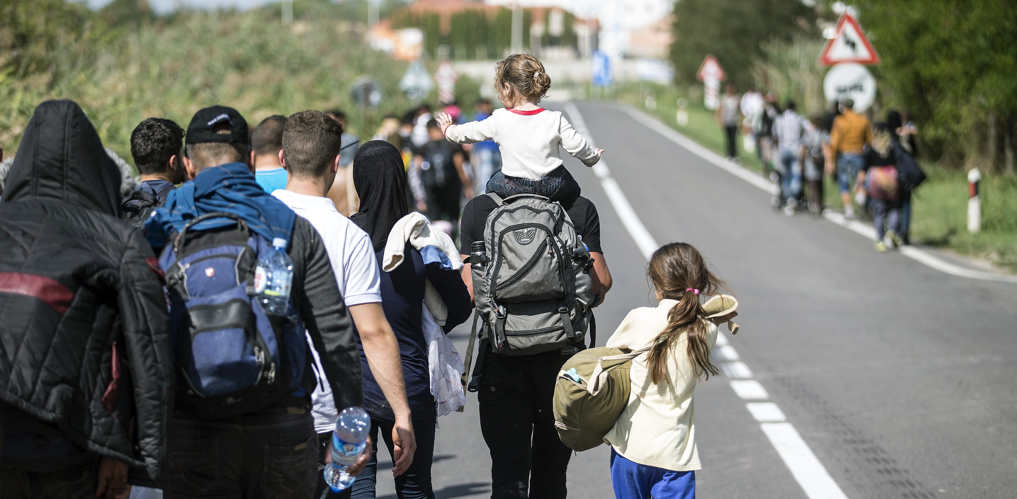 Flüchtlinge gehen auf einer Straße im Norden Serbiens