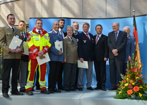 Die ASB-Fluthelfer auf einem Gruppenfoto mit Bundesinnenminister Friedrich.