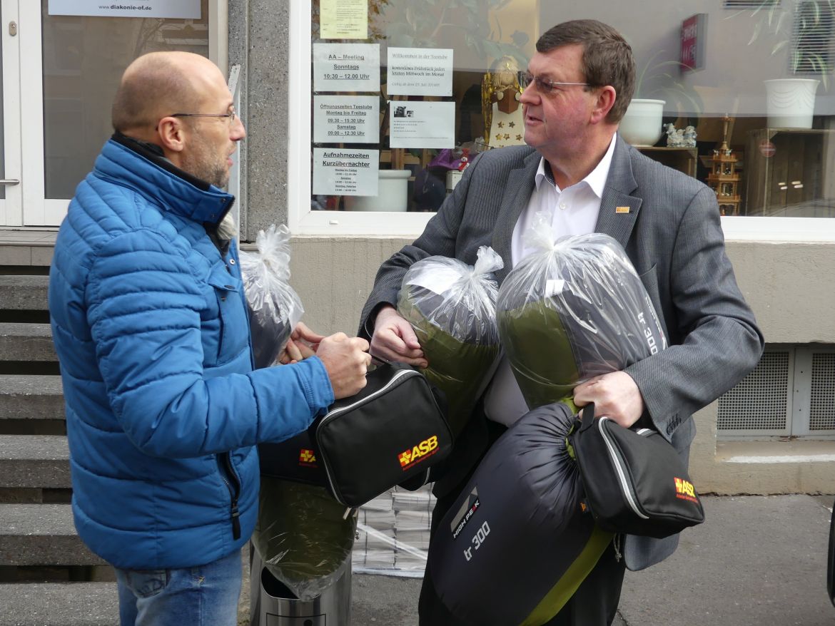 ASb-Kältehilfe-2018-Offenbach-SChalfsäcke-für-Obdachlose-ASB-Mittelhessen.jpg