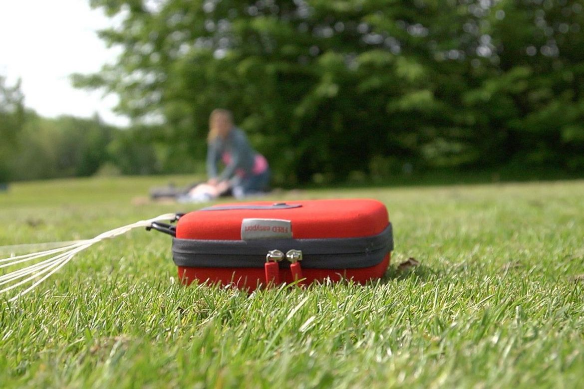 Der Defibrillator wurde in der Nähe des Patienten abgeworfen