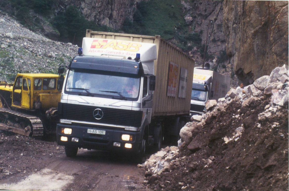 ASB-Konvoi unterwegs im Kaukasus nach Tiflis, Georgien (1995)