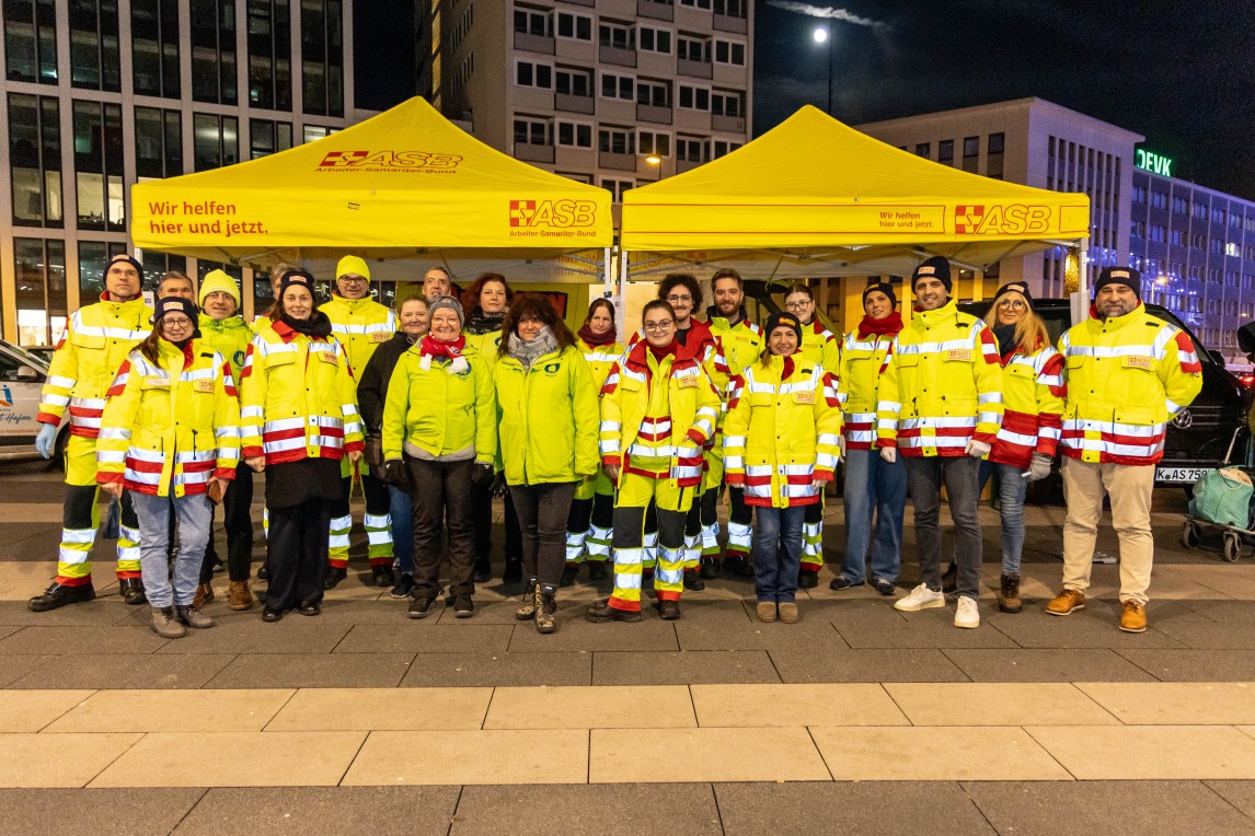 Ein eingespieltes Team: Samariterinnen und Samariter mit ASB-Präsidentin Katarina Barley und Kolleg:innen der Helping Hands – im Einsatz für Menschen, die es im Winter besonders schwer haben.