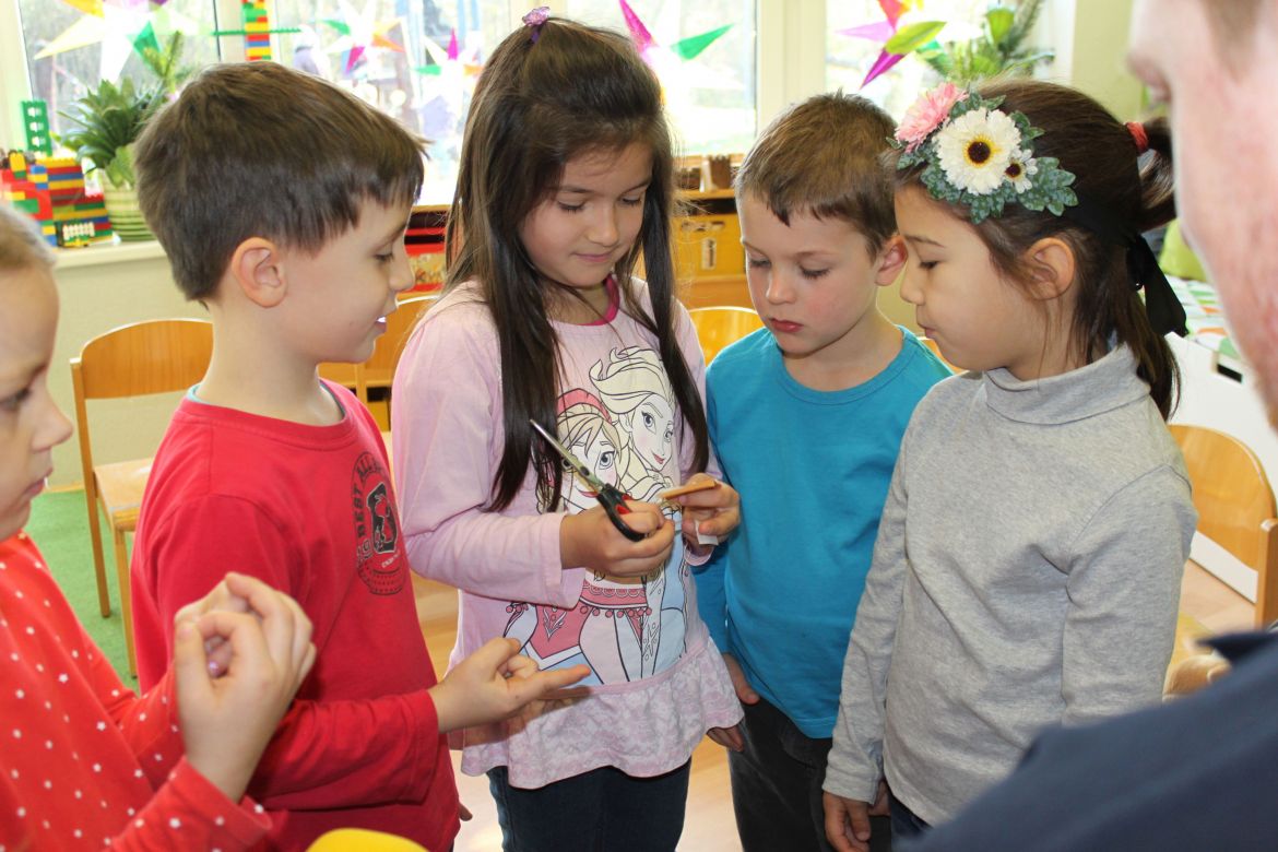 Kinder üben Pflasterschneiden