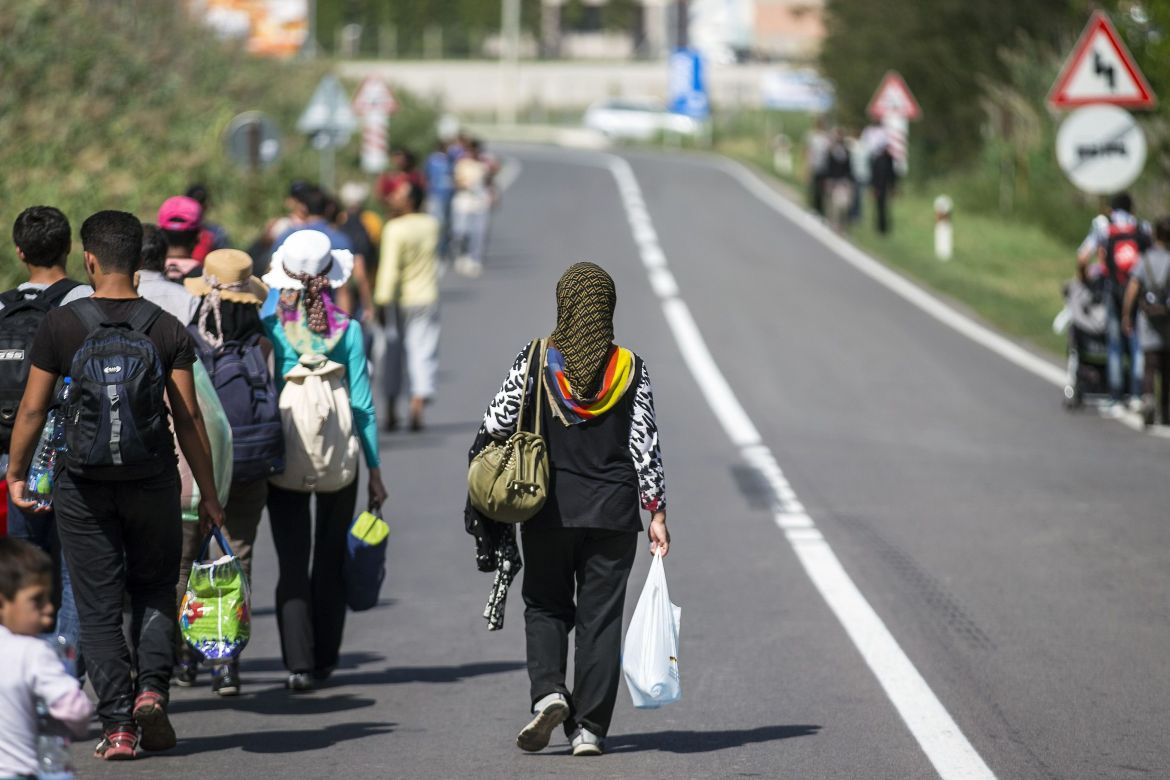 Flüchtlinge auf einer Straße in Serbien