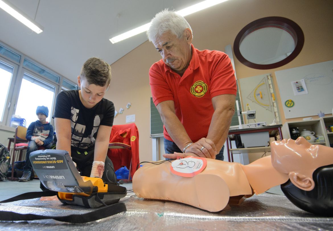 Eine ganze Schule lernt Erste Hilfe: AED