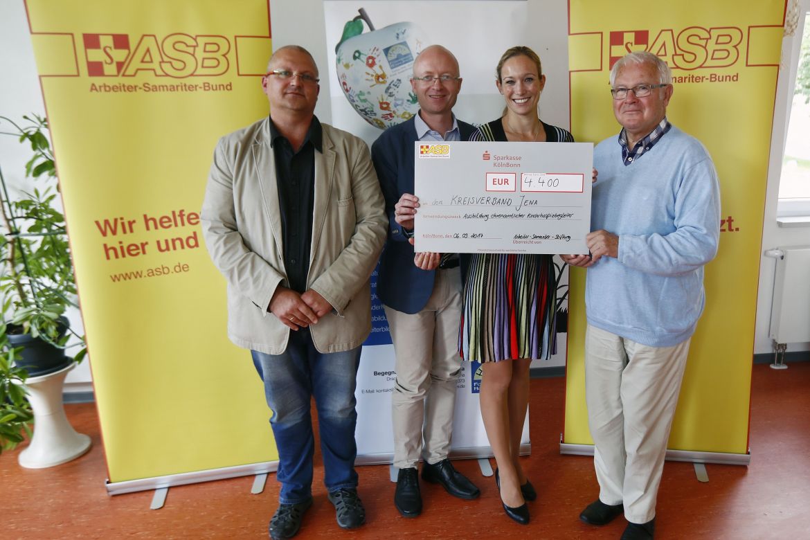 Übergabe eines Schecks an den ASB Jena, durch Dr. Christine Theiss, Samariter-Stiftung