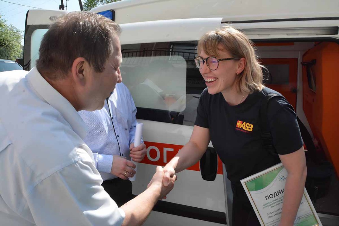 Handschlag für den neuen Rettungswagen.jpg