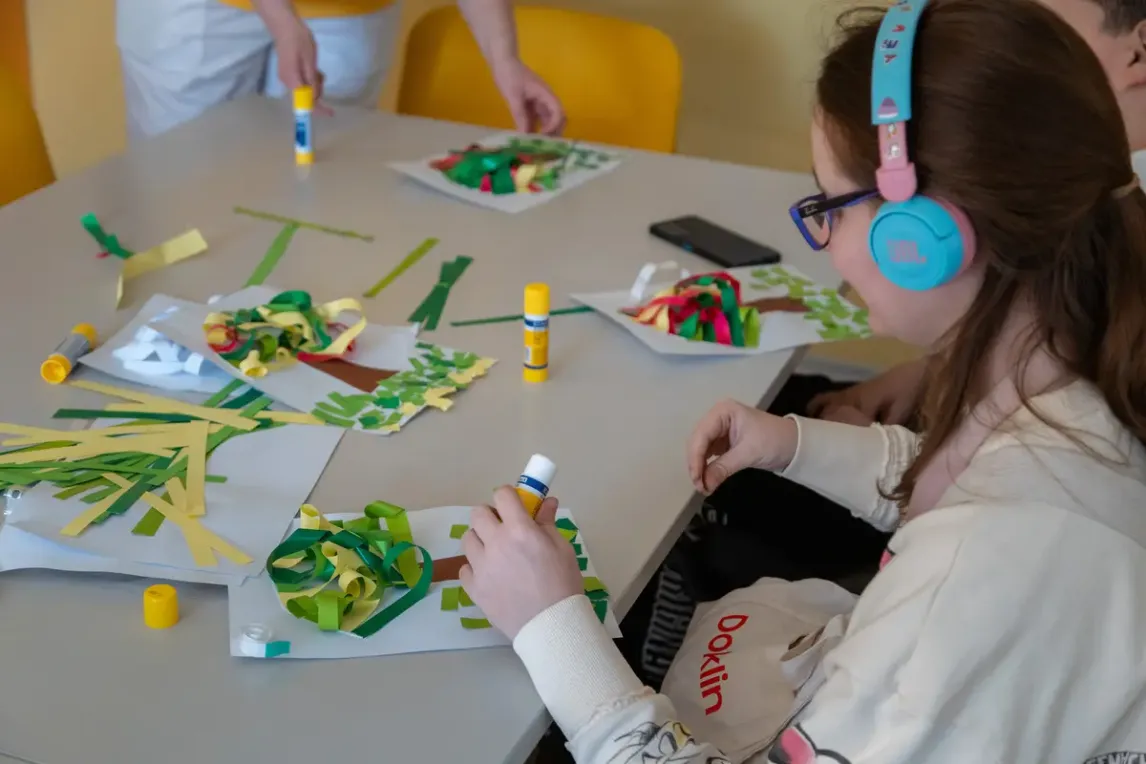 Kreativangebote als Teil der inklusiven Familienunterstützung im Sozialzentrum. Gestaltungsmöglichkeiten für Kinder und Jugendliche in Verbindung mit psychosozialer Begleitung und Gesundheitsförderung (Foto AS.webp