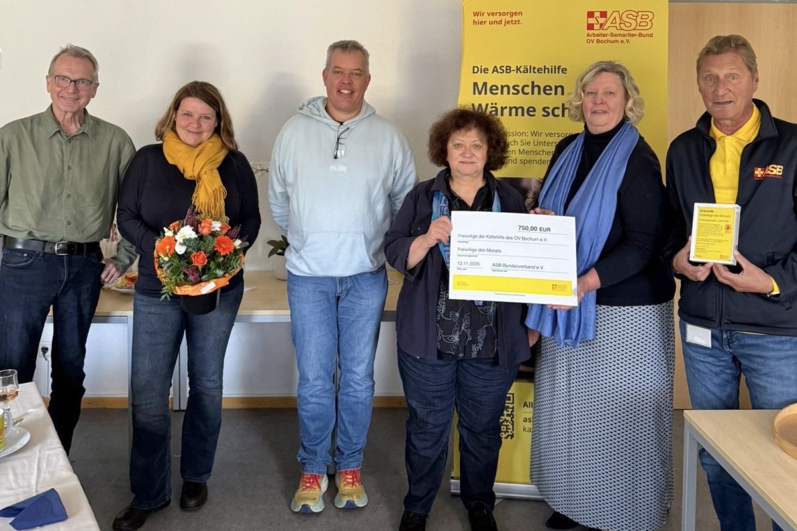 Bei der Auszeichnung in Bochum überreichte Edith Wallmeier, Geschäftsführerin Einsatzdienste und Bildung beim ASB-Bundesverband (2.v.r.), neben der Urkunde einen Scheck über 750 Euro.