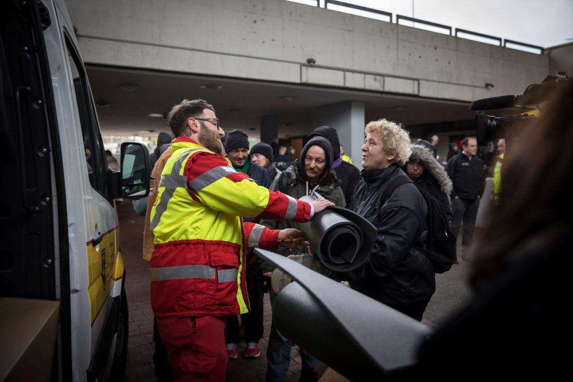 ASB Kältehilfe Nikolaus Schlafsäcke Isomatten (20).jpg