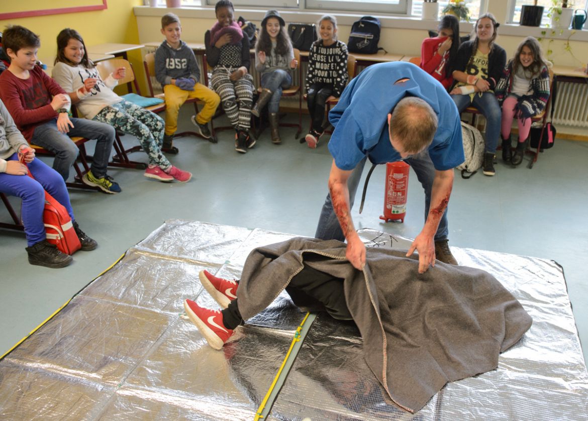 Eine ganze Schule lernt Erste Hilfe. Feuer