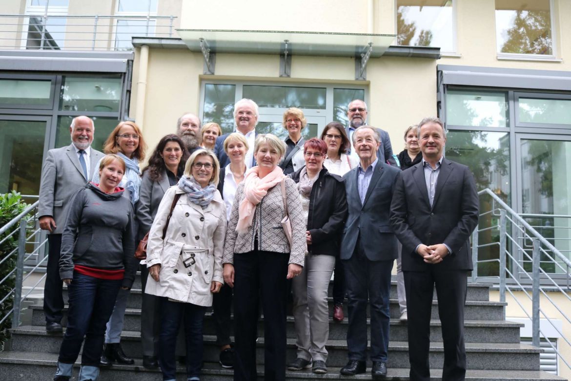austausch-mit-asb-pflegeexperten-zum-thema-demenz-mit-franz-muentefering-gruppenfoto.jpg