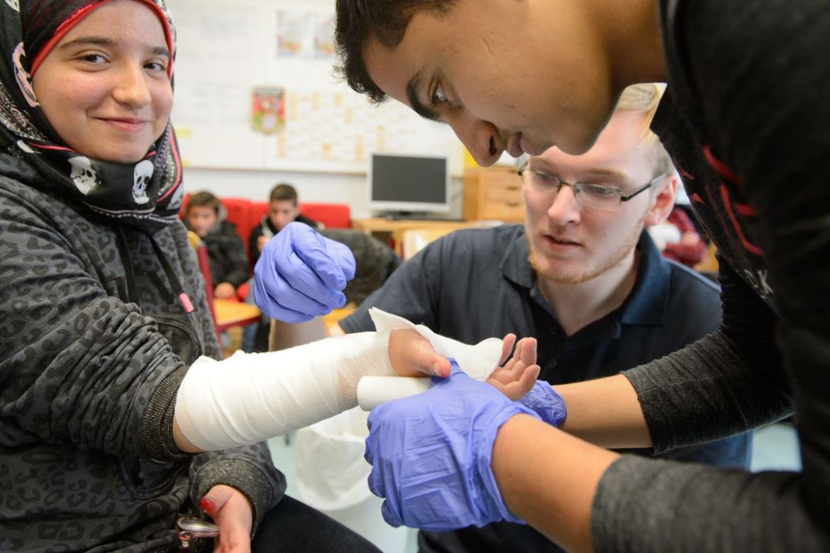 Eine ganze Schule lernt Erste Hilfe: Verband anlegen