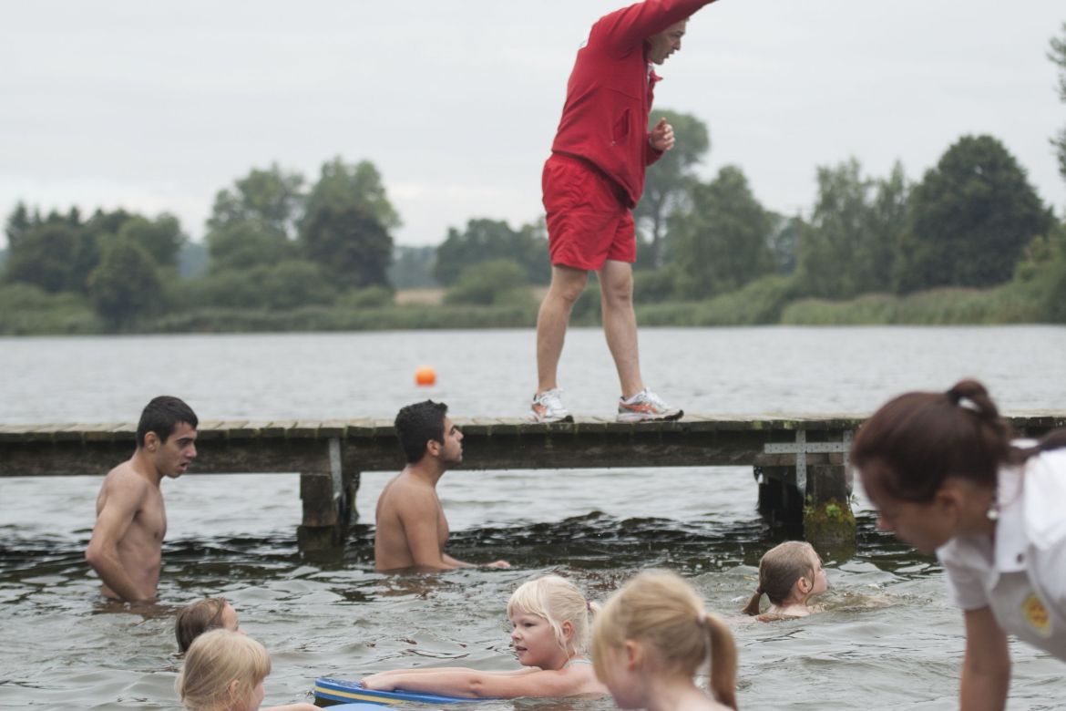 Alle lernen schwimmen.