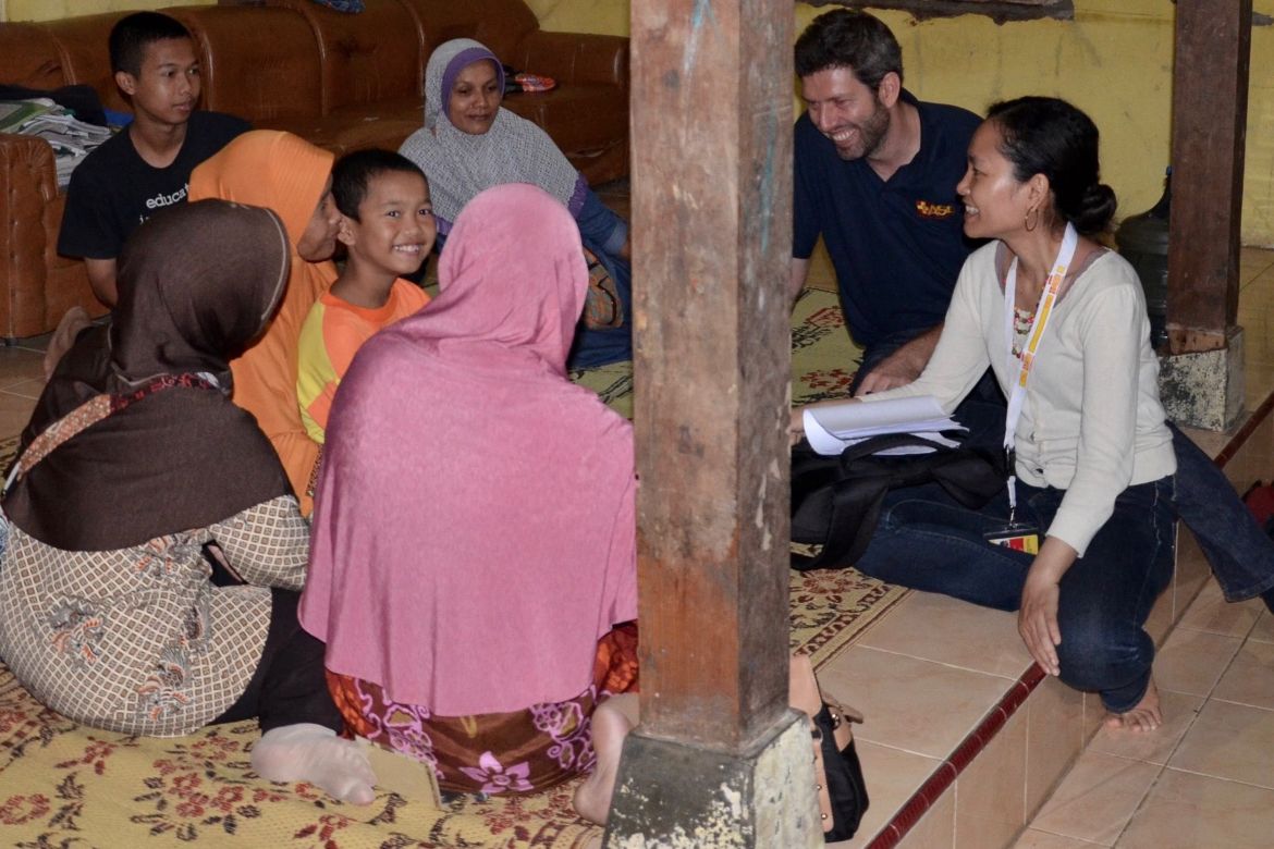 Betroffene Familie nach Überschwemmungen auf Java in Indonesien