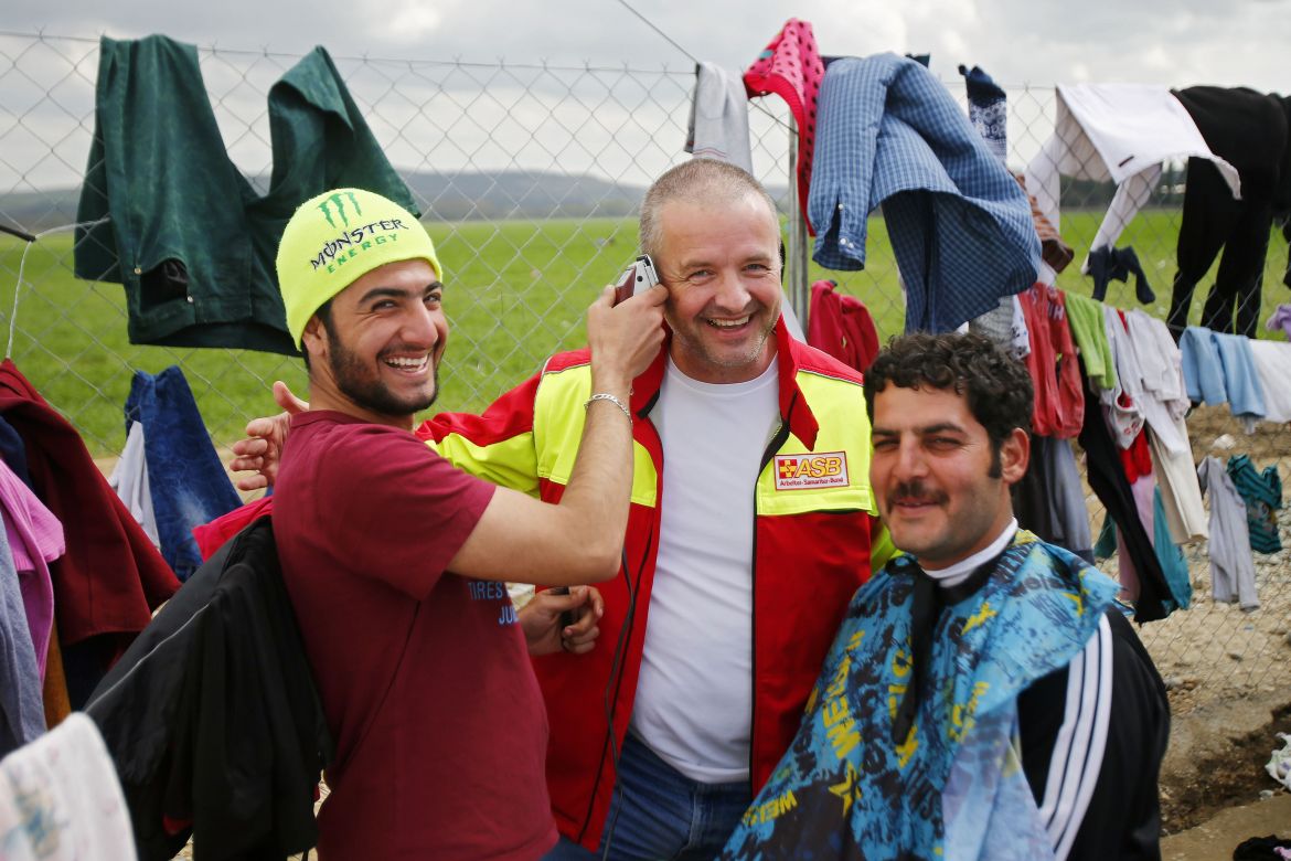 Flüchtlinge in Griechenland -Herr Bauch beim Barbier