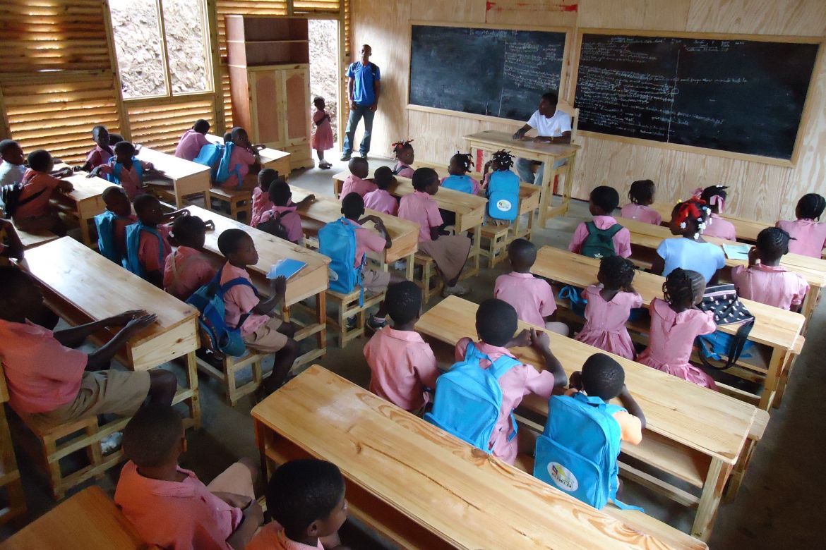 Schulunterricht in Haiti in den neugebauten Schulen