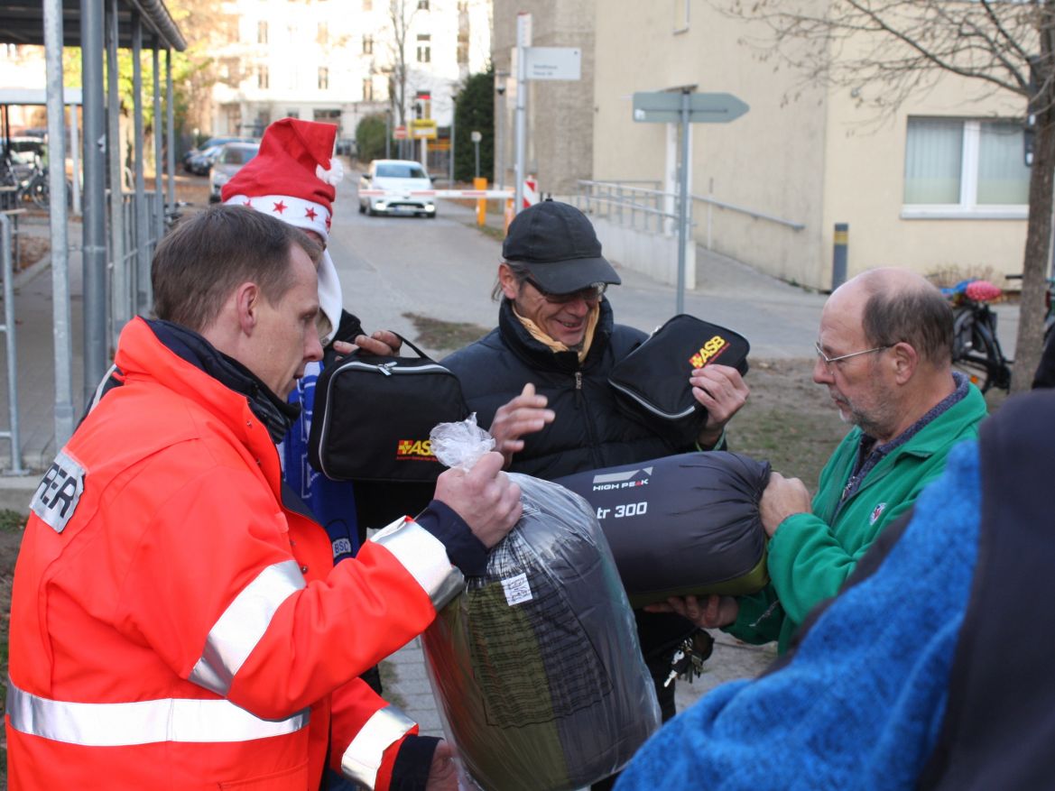 ASB-Kältehilfe-2018-ASB-Potsdam-Brandenburg-Schlafsäcke-für-Obdachlose-6.jpg