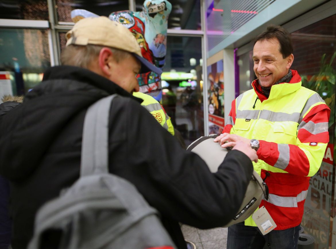 ASB-Kältehilfe-2018-ASB-Berlin-Schlafsäcke-für-Obdachlose-Müntefering-2.jpg